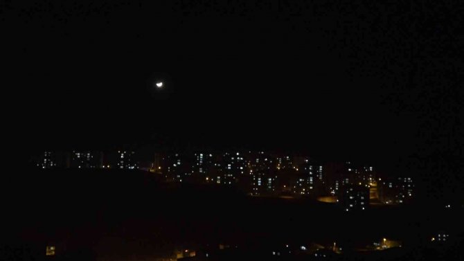 Yüksekova’da Kartpostallık ’Yarım Ay’ Manzarası