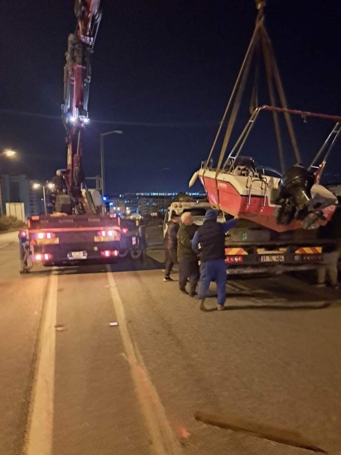 Otomobilin Çektiği Balıkçı Teknesi Karayoluna Düştü