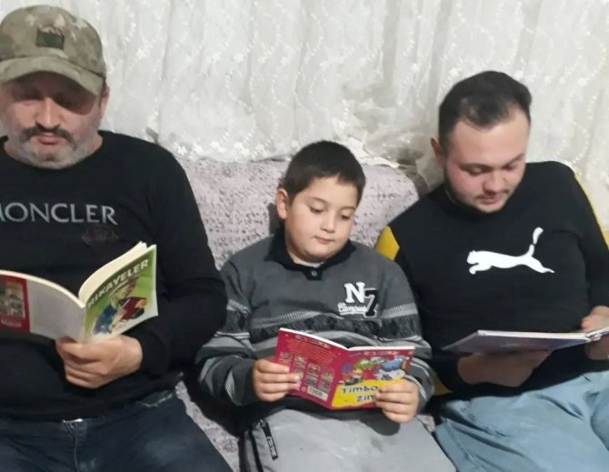 Hisarcık Atatürk İ̇lkokulu Öğrencileri Aileleriyle Kitap Okuyor