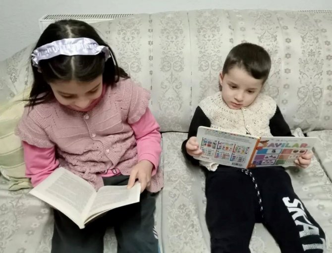 Hisarcık Atatürk İ̇lkokulu Öğrencileri Aileleriyle Kitap Okuyor