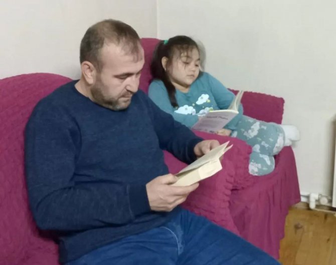 Hisarcık Atatürk İ̇lkokulu Öğrencileri Aileleriyle Kitap Okuyor