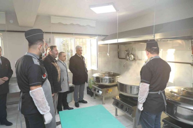 İ̇htiyaç Sahibi 120 Haneye Sıcak Yemek Dağıtılıyor