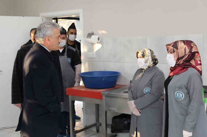 İ̇htiyaç Sahibi 120 Haneye Sıcak Yemek Dağıtılıyor