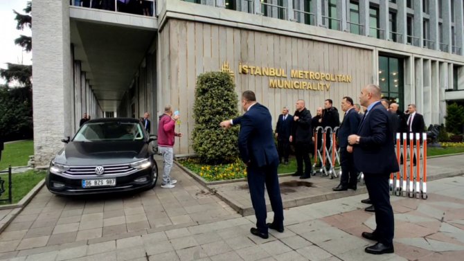 Tezgahı Elinden Alınan Simitçi, İ̇bb Binası Önünde Kendini Yakmaya Çalıştı