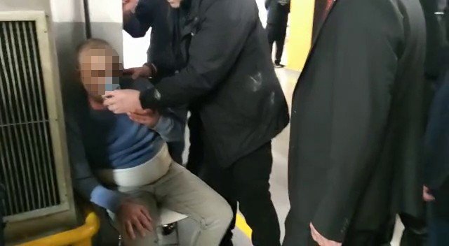 Tezgahı Elinden Alınan Simitçi, İ̇bb Binası Önünde Kendini Yakmaya Çalıştı