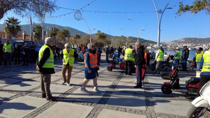 Foça Jandarma’dan Sürücülere Reflektif Yelek Dağıtımı