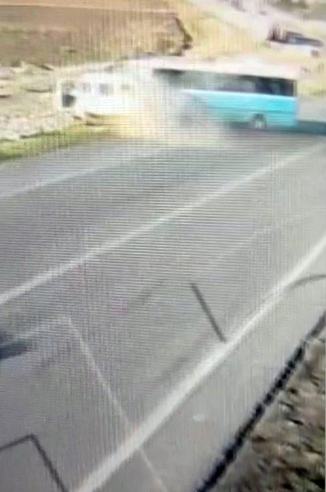 Kahramanmaraş’ta Minibüs İle Halk Otobüsünün Çarpıştığı Kaza Anı Kamerada