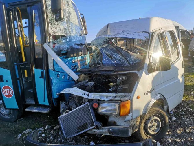 Kahramanmaraş’ta Halk Otobüsü İle Minibüs Çarpıştı: 1 Ölü, 4 Yaralı