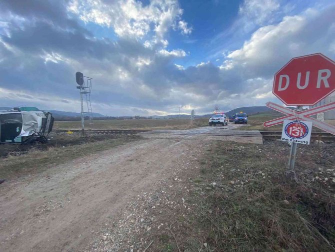 Tren Hafif Ticari Araca Çarptı: 1 Yaralı