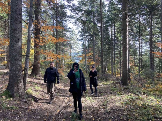 Üniversite Öğrencileri, Doğa Harikası Kanyon Ve Göletleri Gezi, Hayvanlar İçin Meyve Çekirdeği Ekti