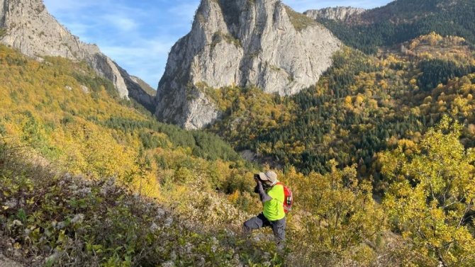 Üniversite Öğrencileri, Doğa Harikası Kanyon Ve Göletleri Gezi, Hayvanlar İçin Meyve Çekirdeği Ekti