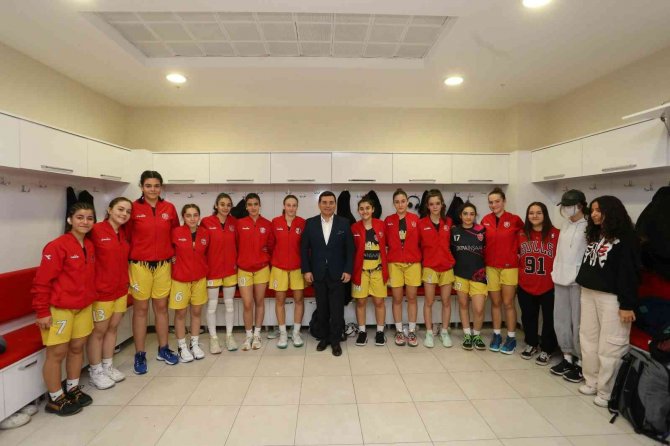 Tütüncü’den Kız Basketbol Takımına Destek Sözü