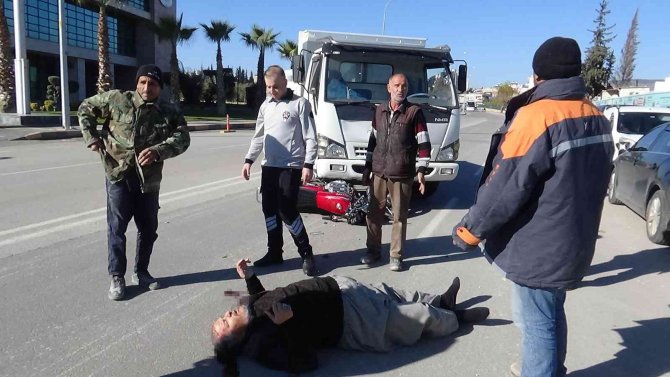 Kamyonet Motosiklete Çarptı: 1 Ağır Yaralı