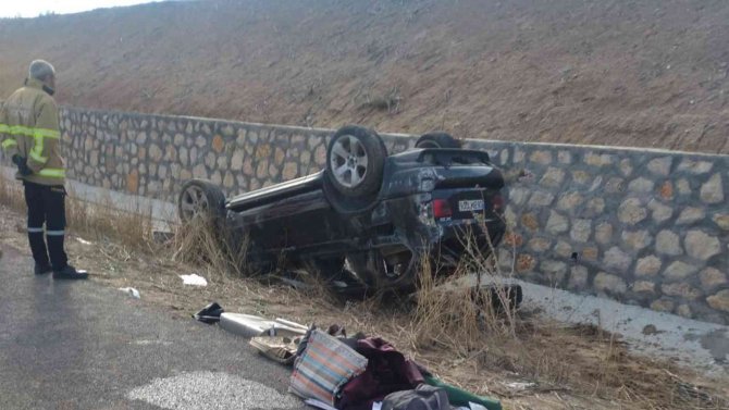 Takla Atan Otomobil Şarampole Devrildi: 1 Ölü, 3 Yaralı
