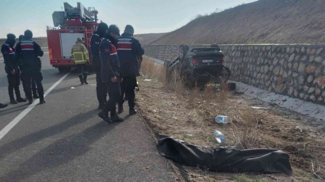 Takla Atan Otomobil Şarampole Devrildi: 1 Ölü, 3 Yaralı