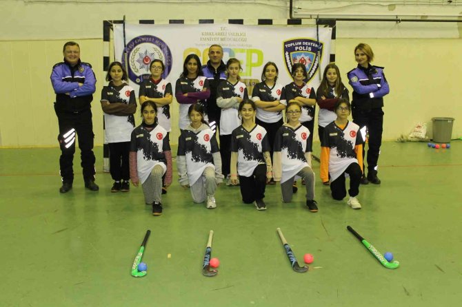 Kırklareli’nde Kız Öğrencilere Yönelik Çim Hokey Kursu Açıldı