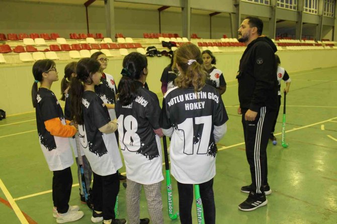 Kırklareli’nde Kız Öğrencilere Yönelik Çim Hokey Kursu Açıldı