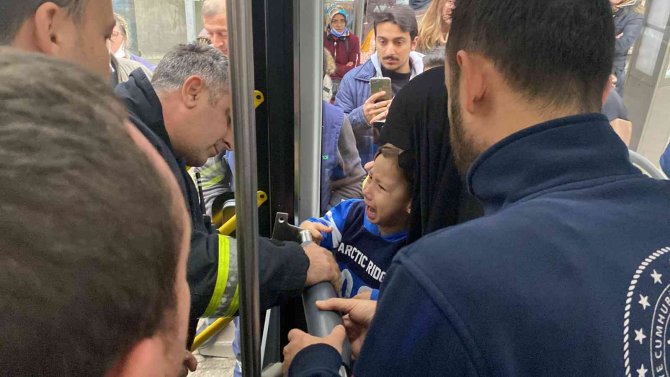 3 Yaşındaki Miniğin Parmağı Otobüsteki Demir Boruya Sıkıştı