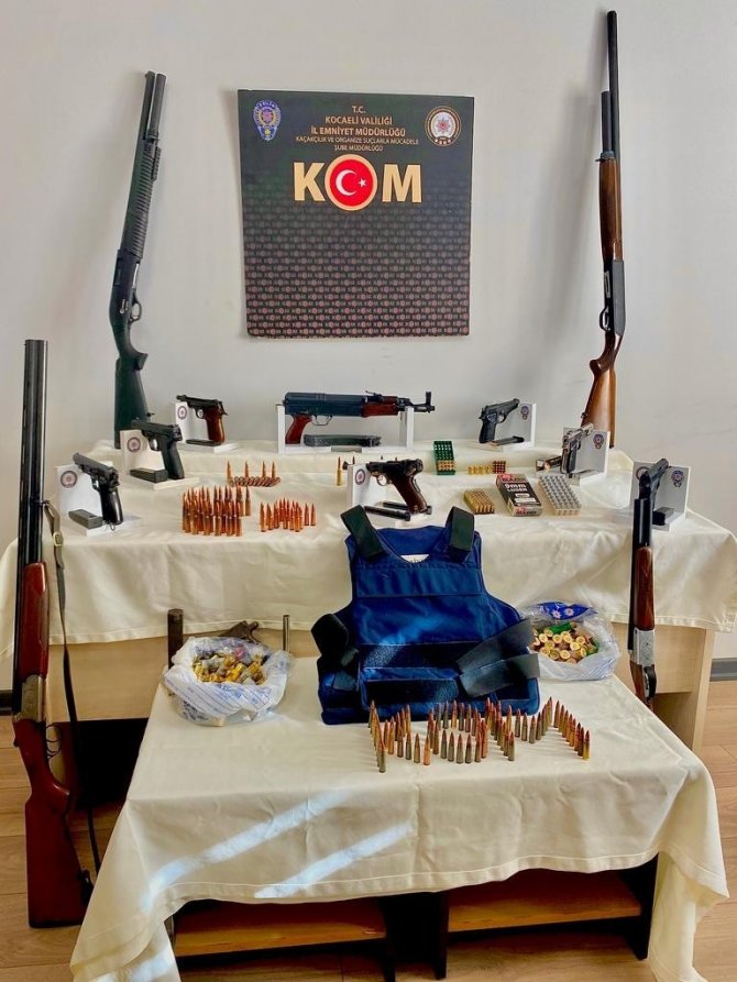 Savaşa Hazırlanır Gibi Mühimmat Saklamışlar: 8 Gözaltı