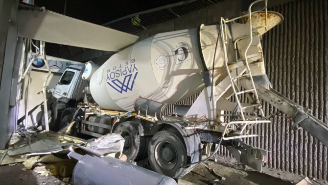 Otomobille Çarpışan Beton Mikseri 10 Metre Yükseklikteki Köprüden Uçtu: 3 Yaralı