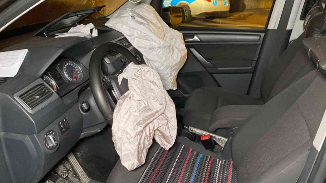 Servis Minibüsü İle Çarpışan Hafif Ticari Araç Hurdaya Döndü: 1 Yaralı