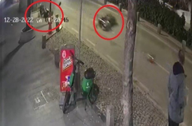Savrulan Motosiklet 30 Metre Sürüklendi, 2 Kişi Ağır Yaralandı... O Anlar Kamerada