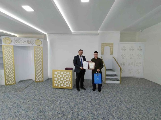 Hafızlık Eğitimini Tamamlayan 6 Öğrenciye Belgeleri Verildi