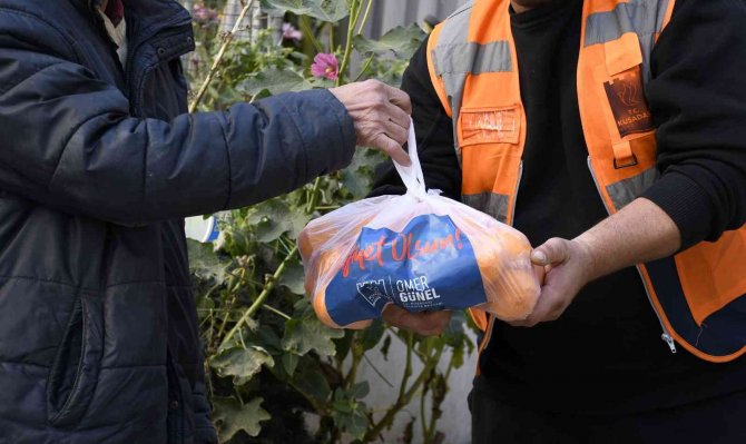 Kuşadası Belediyesi 1 Haftada 5 Ton Mandalinayı İhtiyaç Sahiplerine Ulaştırdı