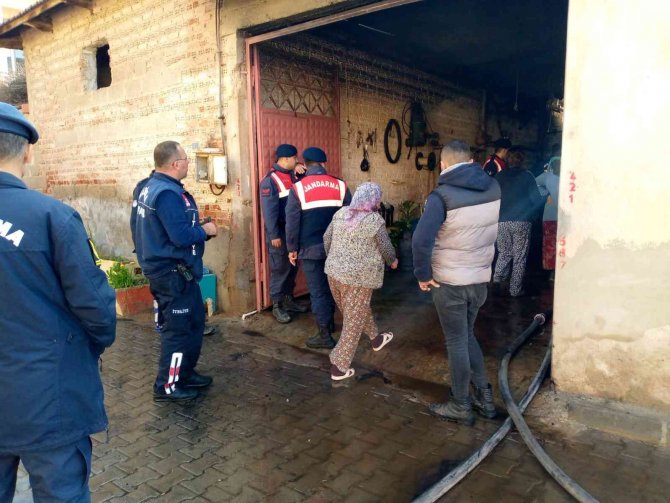 Manisa’da Yangın: Ev Ve Avlusu Küle Döndü
