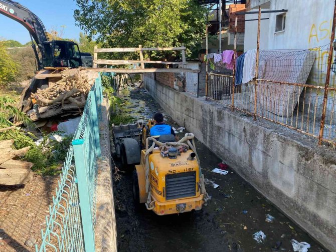Derelere Atılan Tonlarca Çöp Temizlendi