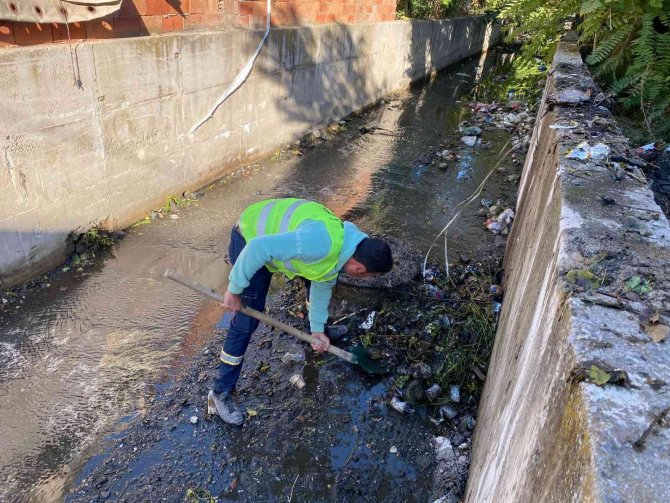 Derelere Atılan Tonlarca Çöp Temizlendi
