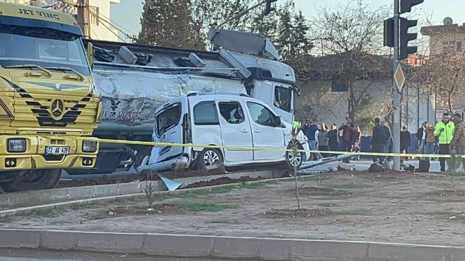 Kızıltepe’de Tır Hafif Ticari Aracın Üzerine Devrildi: 2 Yaralı