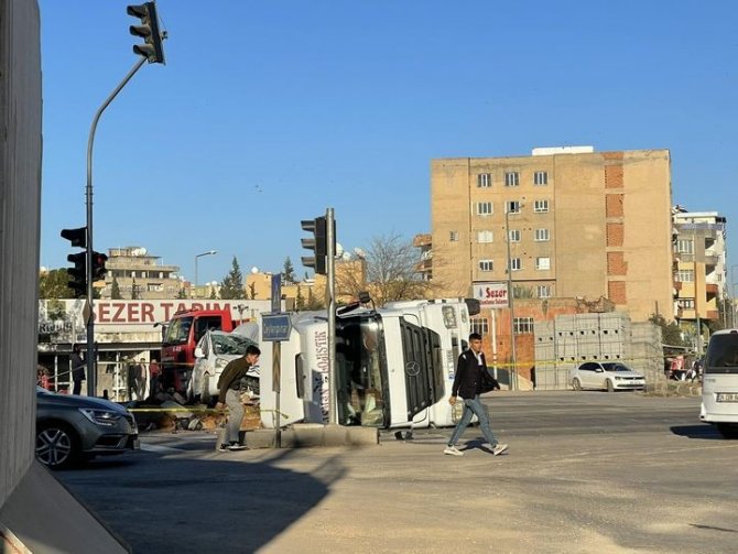 Kızıltepe’de Tır Hafif Ticari Aracın Üzerine Devrildi: 2 Yaralı