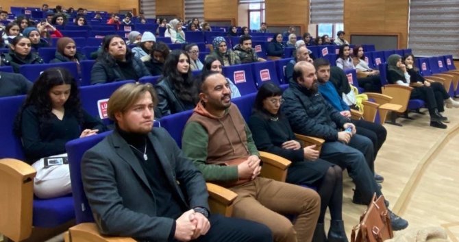 Nevü’de “Öğretmenlik Mesleğinde Eğitimden Hayata” Konulu Konferans Düzenlendi