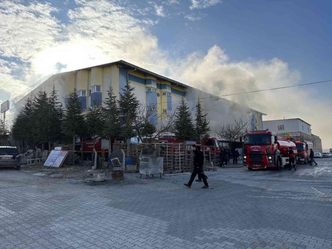 İ̇ş Yerinin Kazan Dairesindeki Yangın Büyümeden Söndürüldü