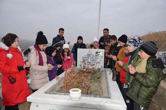 Öğrencilerden 15 Temmuz Şehidi Gündüz’ün Mezarına Ziyaret