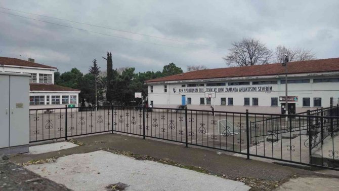 Sınıf Arkadaşlarını Darp Edip Yapıp Kameraya Aldılar