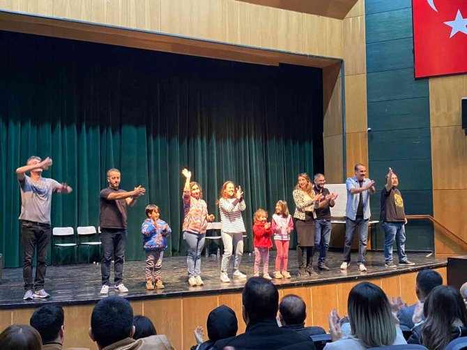 Osmaniye’de ’Mahşer-i Cümbüş’ Komedi Tiyatro Oyunu Sahnelendi