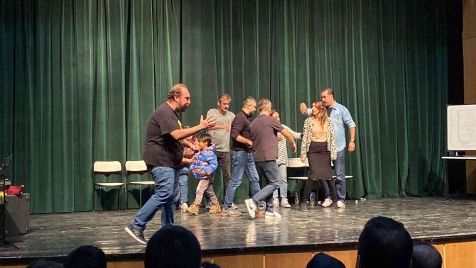 Osmaniye’de ’Mahşer-i Cümbüş’ Komedi Tiyatro Oyunu Sahnelendi