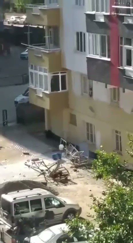 İ̇skele Metrelerce Yükseklikten Yere Çakıldı, Üzerindeki İşçiyi Emniyet Kemeri Kurtardı