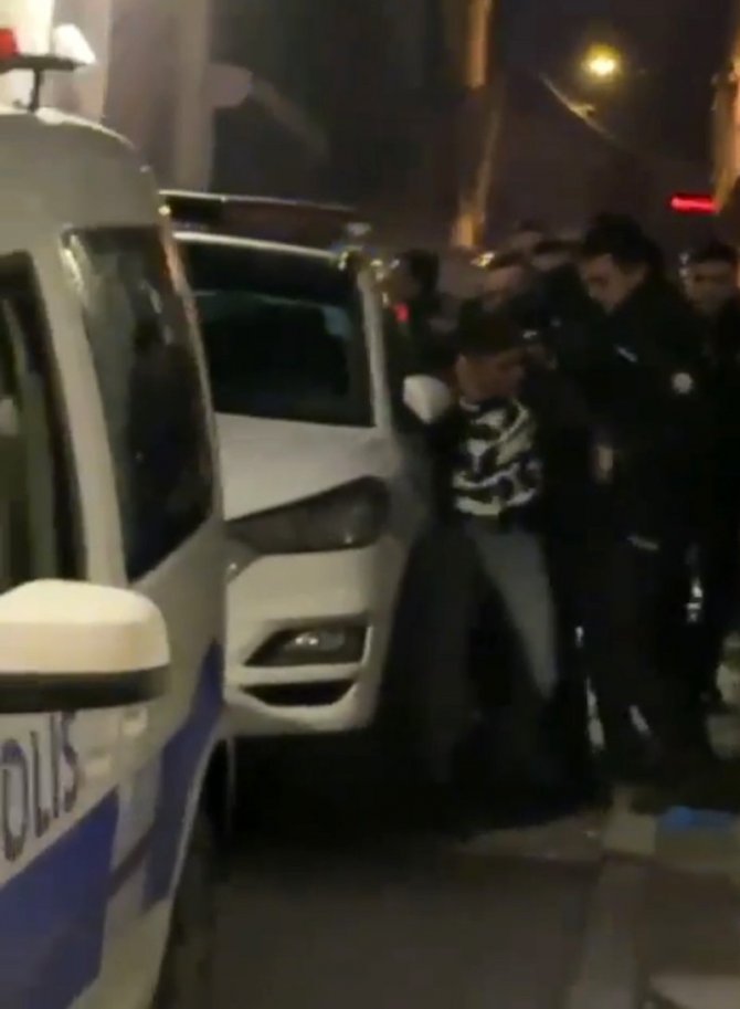 İ̇stanbul’da Polisten Kaçan Şüphelinin Yakalandığı Anlar Kamerada