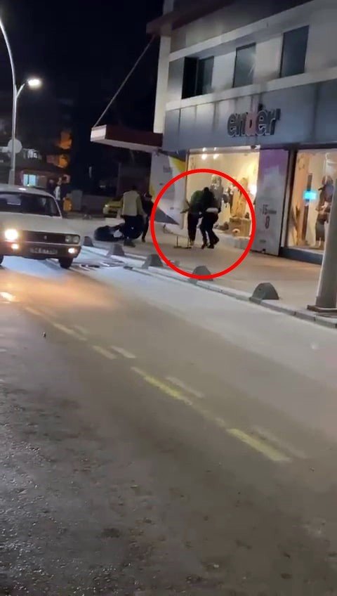 Kavga Ettiği Kişinin Sırtında Sandalyeyi Böyle Kırdı
