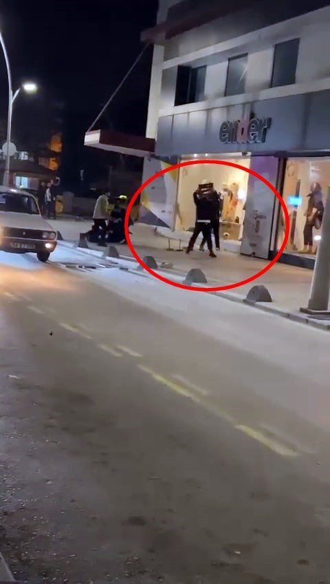 Kavga Ettiği Kişinin Sırtında Sandalyeyi Böyle Kırdı