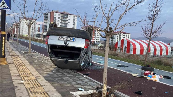 Kontrolden Çıkan Otomobil Ters Döndü: 2’si Çocuk 3 Yaralı