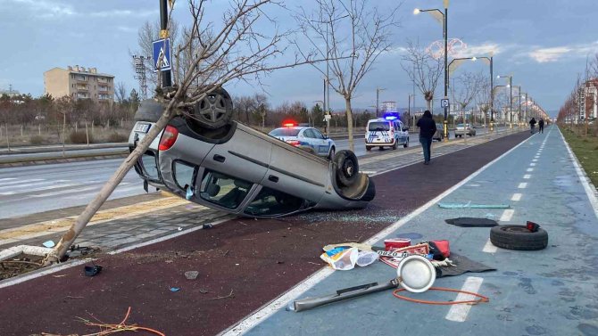 Kontrolden Çıkan Otomobil Ters Döndü: 2’si Çocuk 3 Yaralı
