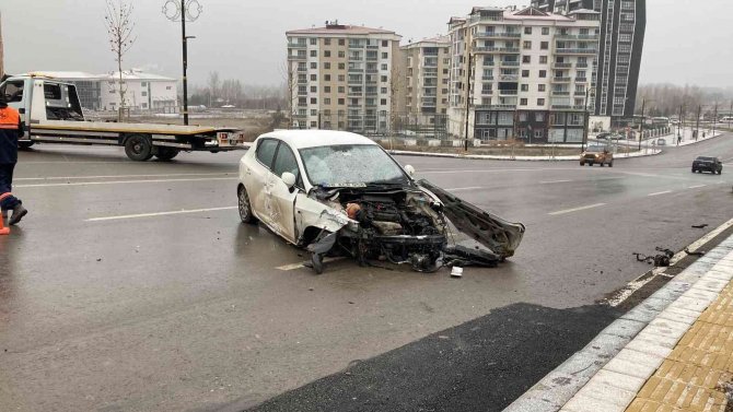 Üç Araç Birbirine Girdi: 1’i Polis 4 Kişi Yaralandı
