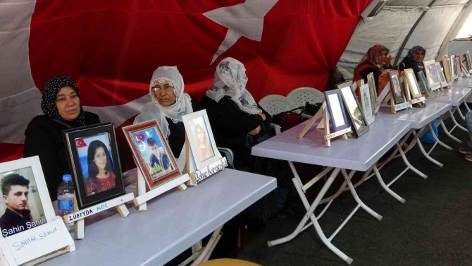 Diyarbakır Anneleri Bin 213 Gündür Evlatlarını Hdp’den İstiyor