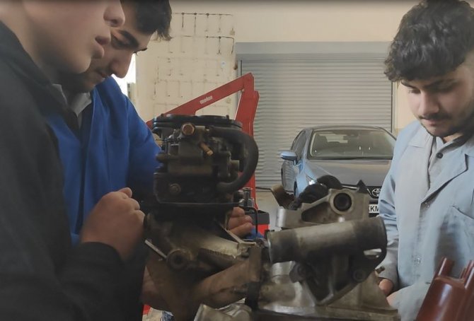 Ardahan’da Meslek Liseleri Fabrika Gibi Çalışıyor