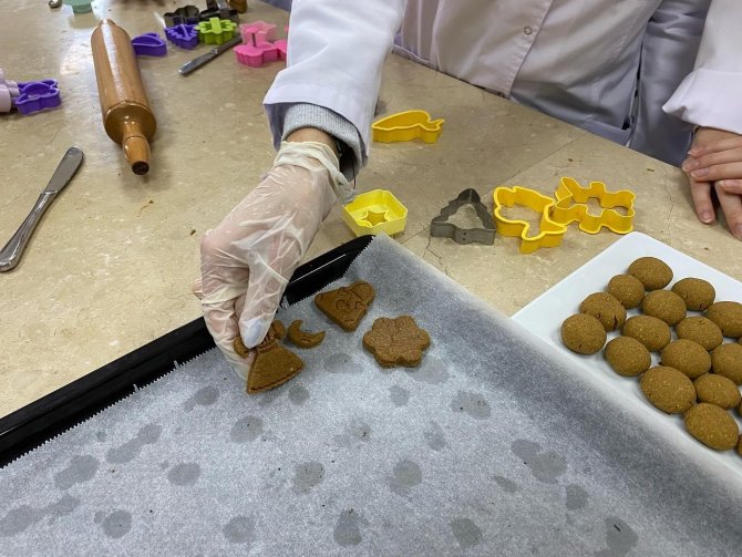 Üniversite Öğrencileri, Engelli Kardeşleri İçin Kurabiye Pişirdi