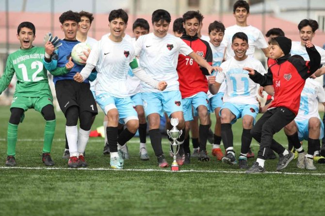 Van Büyükşehir Belediyespor, U-16 Yerel Ligi Şampiyonu Oldu